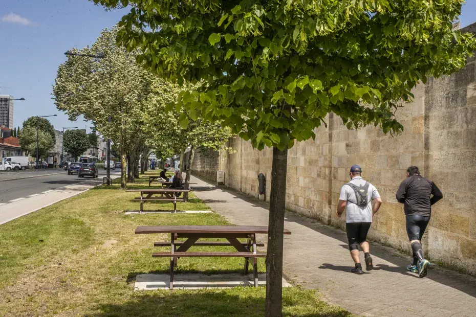 Photo de tables de pique nique et de coureurs le long des boulevards