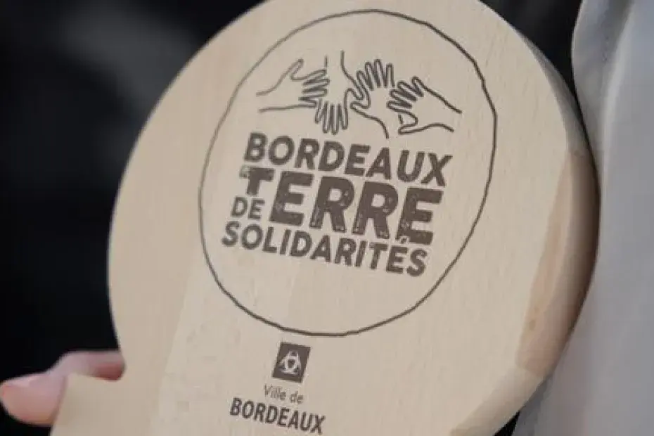 Photo du trophée de Bordeaux terre de solidarité