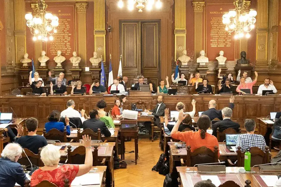 Salle du Conseil municipal avec le maire et les élus