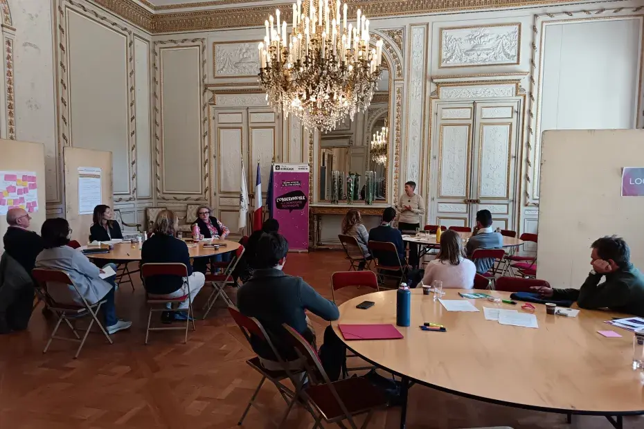 photo d'échanges dans un salon de l'hôtel de ville, pendant une réunion de l'observatoire de la démocratie permanente