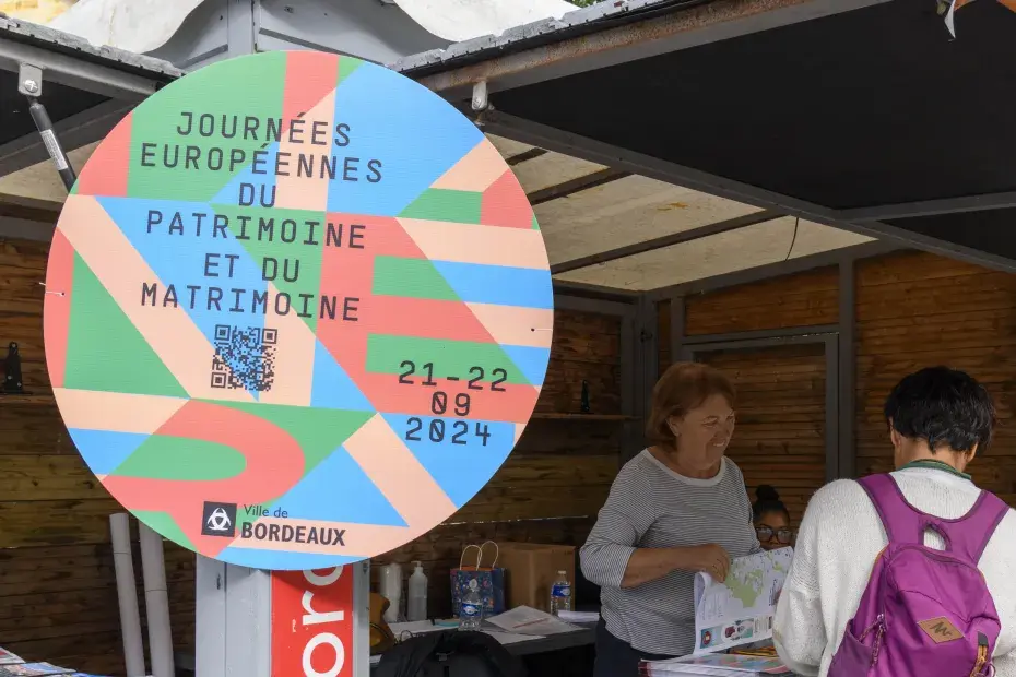 Deux personnes sur un stand au village des métiers du patrimoine