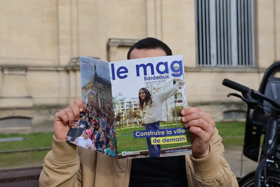Un homme lit le mag Bordeaux