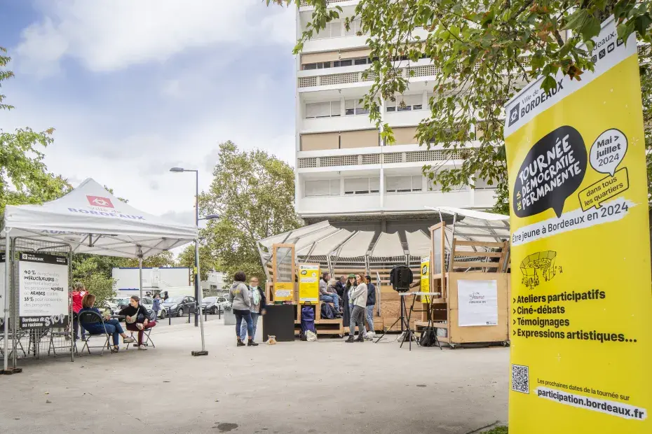 Photo du parlement mobile aux Aubiers, avec du public