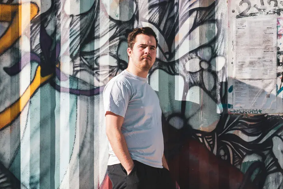 Timothée, fondateur de l'Espoir Solidaire, devant les BubbleBox, des douches destinés aux sans-abri, place de la République.