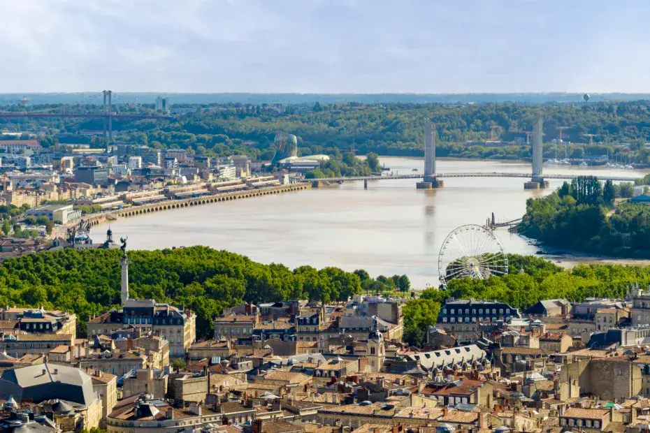 Vue de drone sur Bordeaux et la Garonne