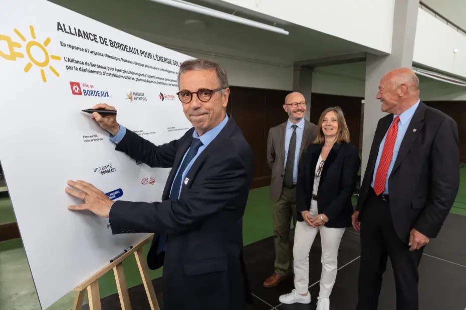 Le Maire de Bordeaux Pierre Hurmic ratifie l'Alliance, aux côtés de Jean-Luc Gleyze (président du Département), Christine Bost (présidente de Bordeaux Métropole) et Alain Rousset (président de la Région).