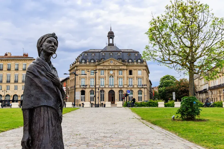 Statue de Modeste Testas devant l'hôtel de la Bourse Maritime, quartier des Chartrons