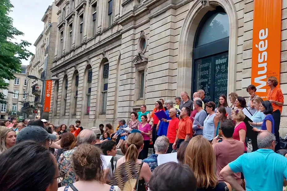 Photo d'une chorale sur les marches du musée d'Aquitaine pour la fête de la musique