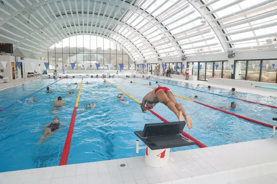 Photo d'un homme plongeant dans une piscine. 
