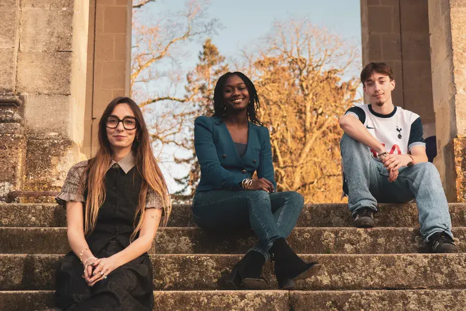 Valentine (Opération « J'offre une affiche » - @valoutreee), Mathys (service civique Unis-Cité) et Cahéla (Olympiades jeunesse pour l'Économie sociale et solidaire - Gsef), au Jardin Public.