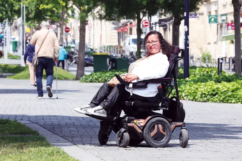 Photo d'une personne en situation d'handicap en fauteuil roulant