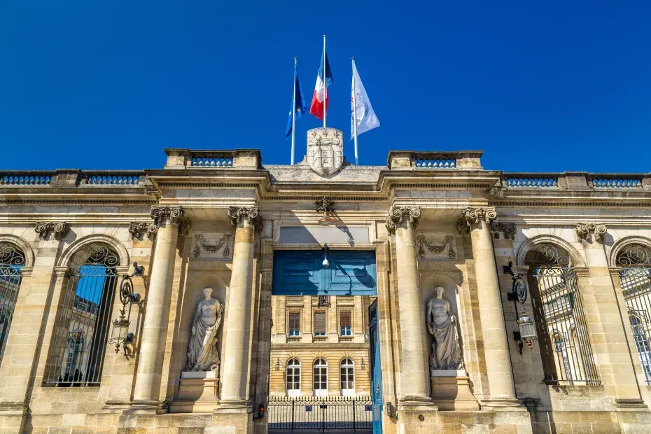 Entrée de l'hôtel de ville de Bordeaux avec les drapeaux