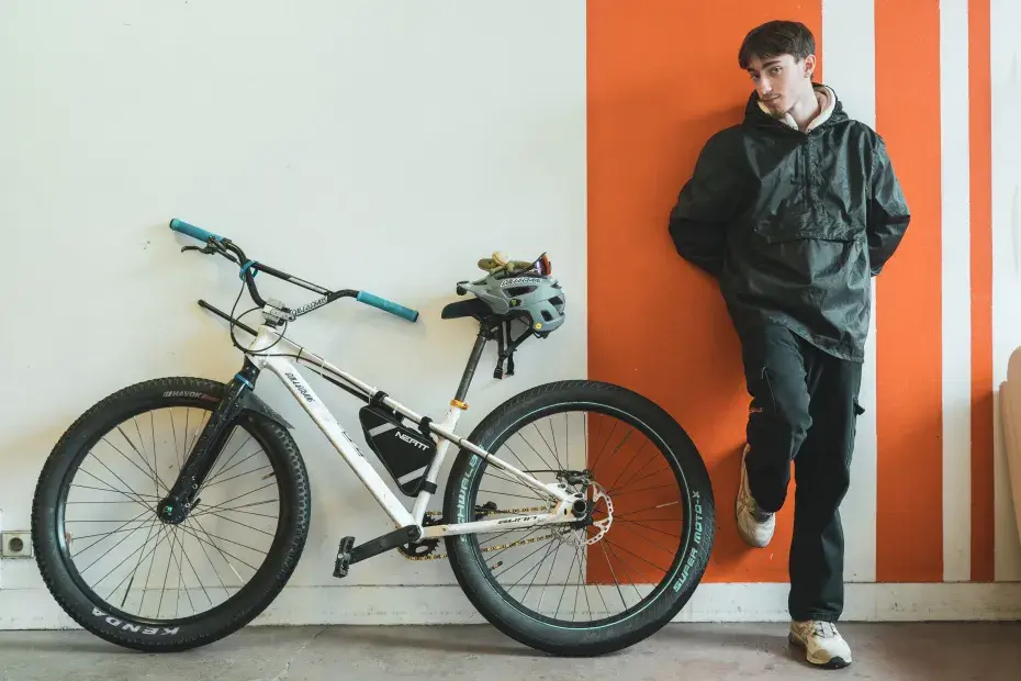 Photo de Mathys debout à côté de son vélo