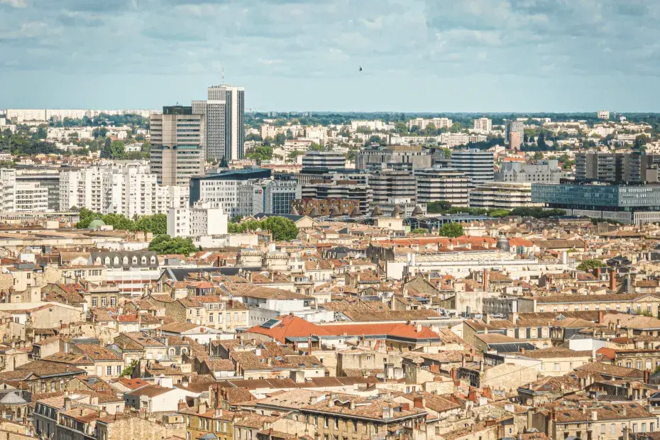 Vue aérienne de Bordeaux qui montre la diversité des logements