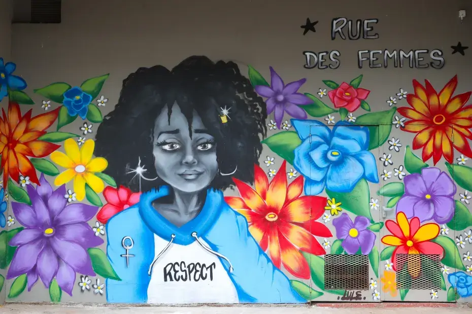 Photo de street art représentant une femme entourée de fleurs