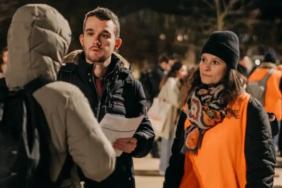 Photo de deux bénévoles de la Nuit de la solidarité avec une personne dans la rue