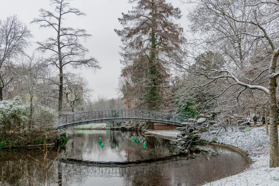 Photo du pont du jardin public enneigé