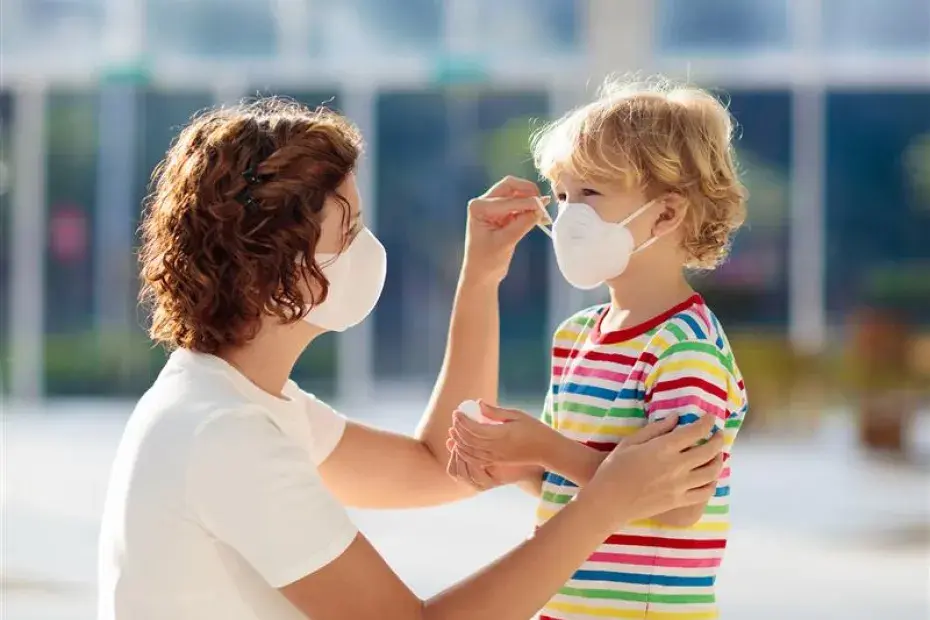 Photo d'une femme et d'un enfant portant un masque