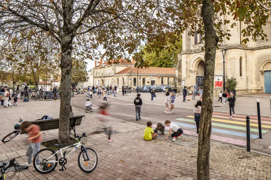 photo de la place de l'église saint augustin à Bordeaux, avec des enfants qui jouent