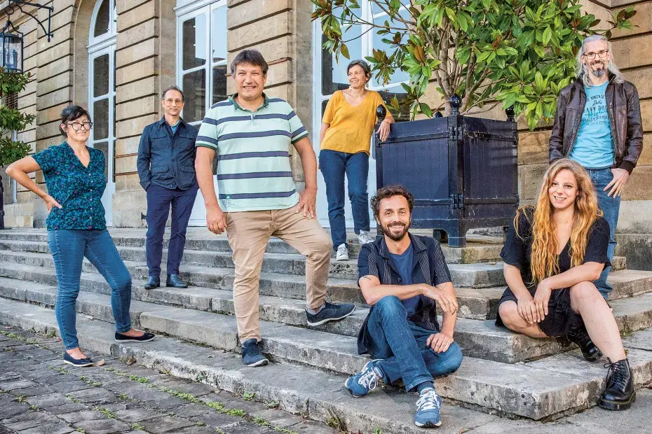 Sept personnes sur le perron de l'hôtel de ville