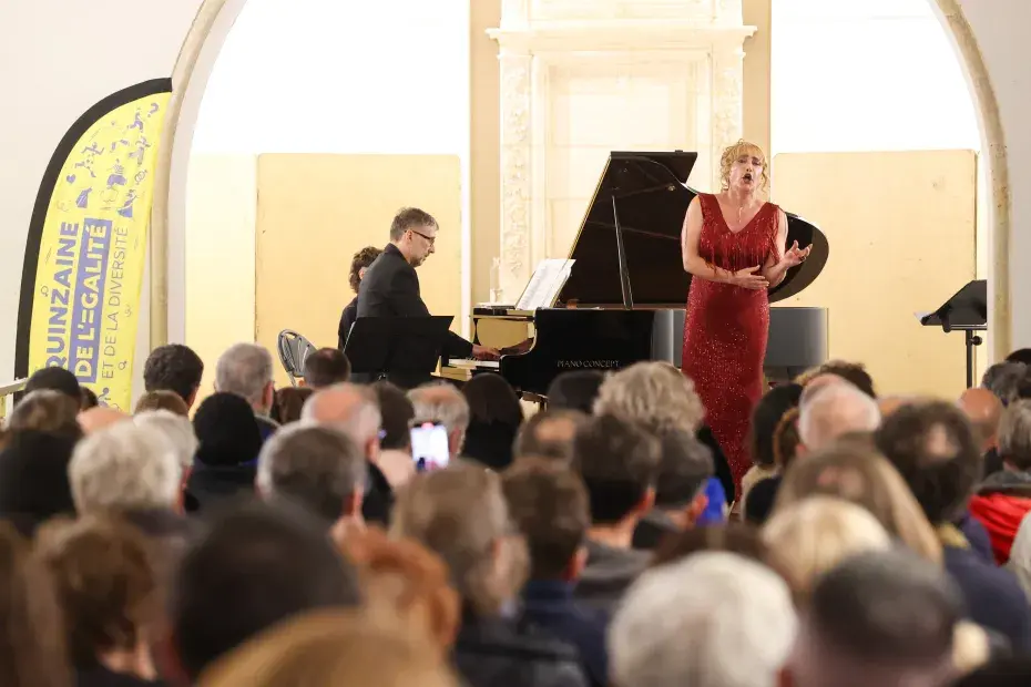 Photo d'une chanteuse et d'un pianiste lors d'un spectacle de la Quinzaine de l'égalité