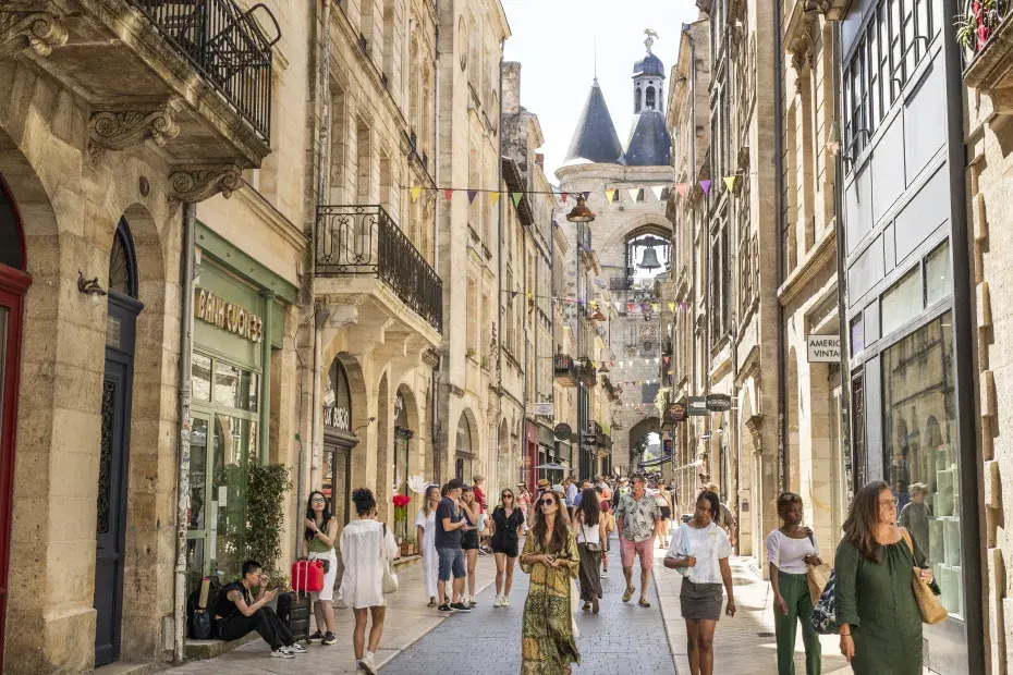 photo de la rue Saint-James à Bordeaux, avec des passants et la Grosse Cloche en arrière plan.