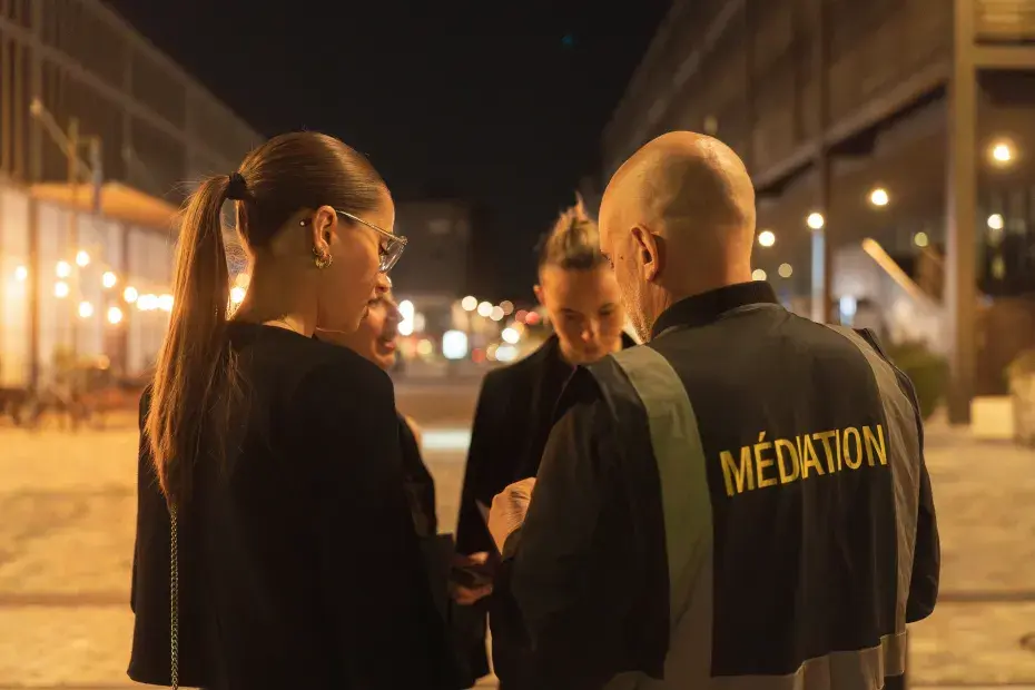 Jeudi, 22h. Bassins à flot. L’équipe de médiateurs au contact de jeunes près des établissements de nuit.
