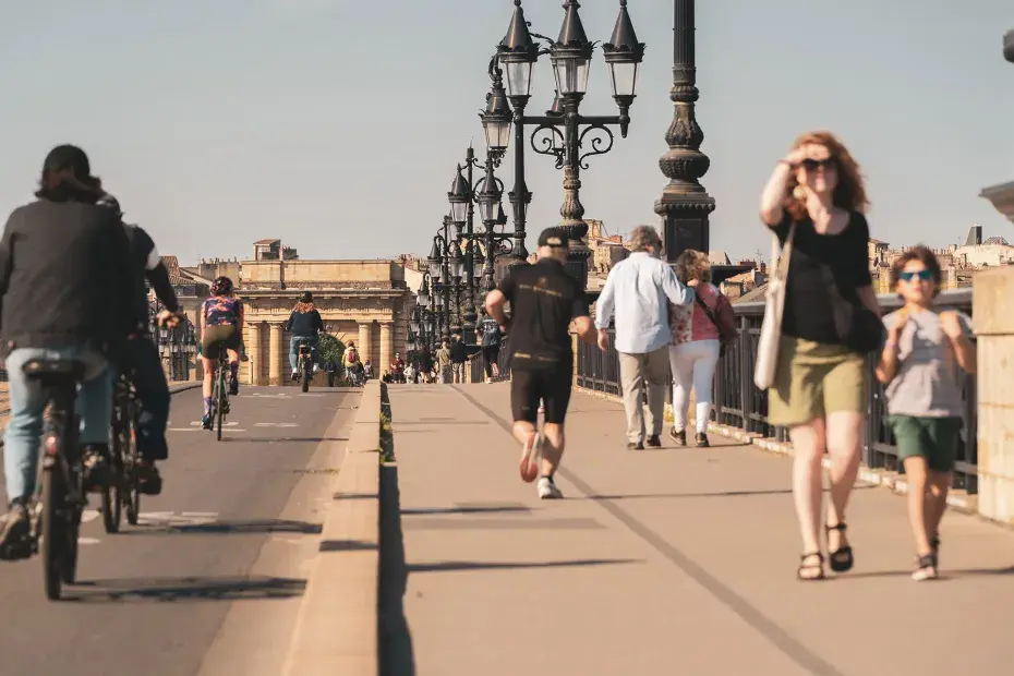 Le pont de pierre fréquenté par les vélos et piétons.