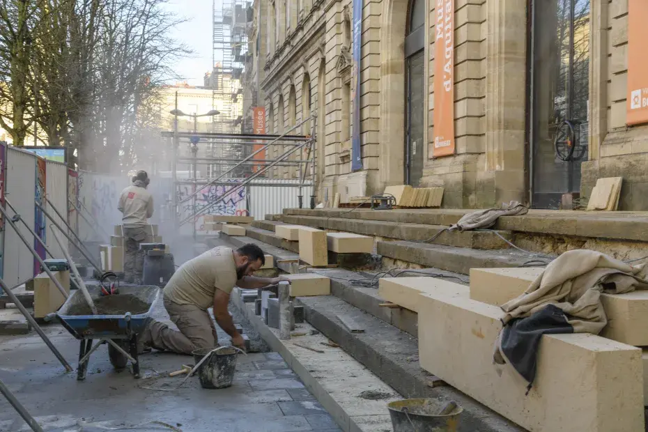 Intervention pour la rénovation des marches émoussées de l’entrée principale.
