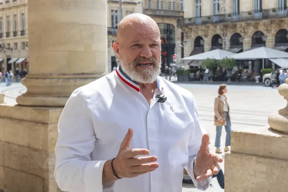 Le chef Philippe Etchebest, devant la Place de la Comédie.