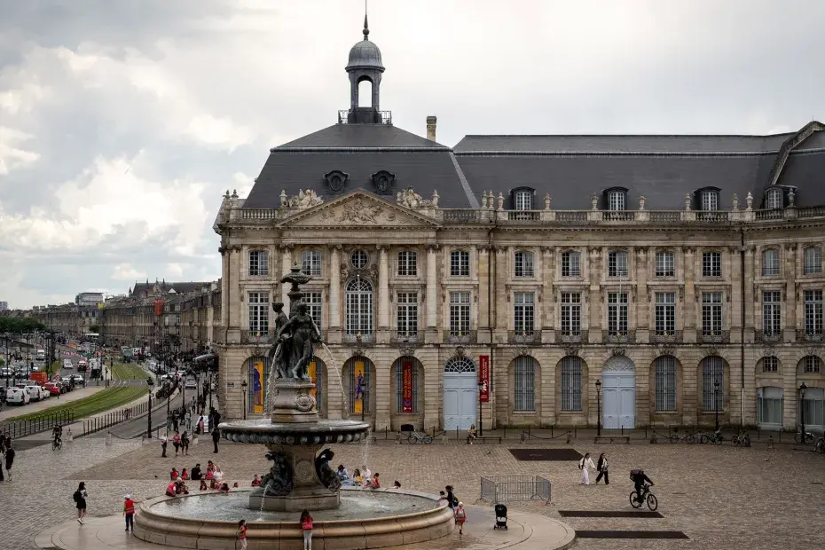Le musée des Douanes est accessible sur un côté de la place de la Bourse.