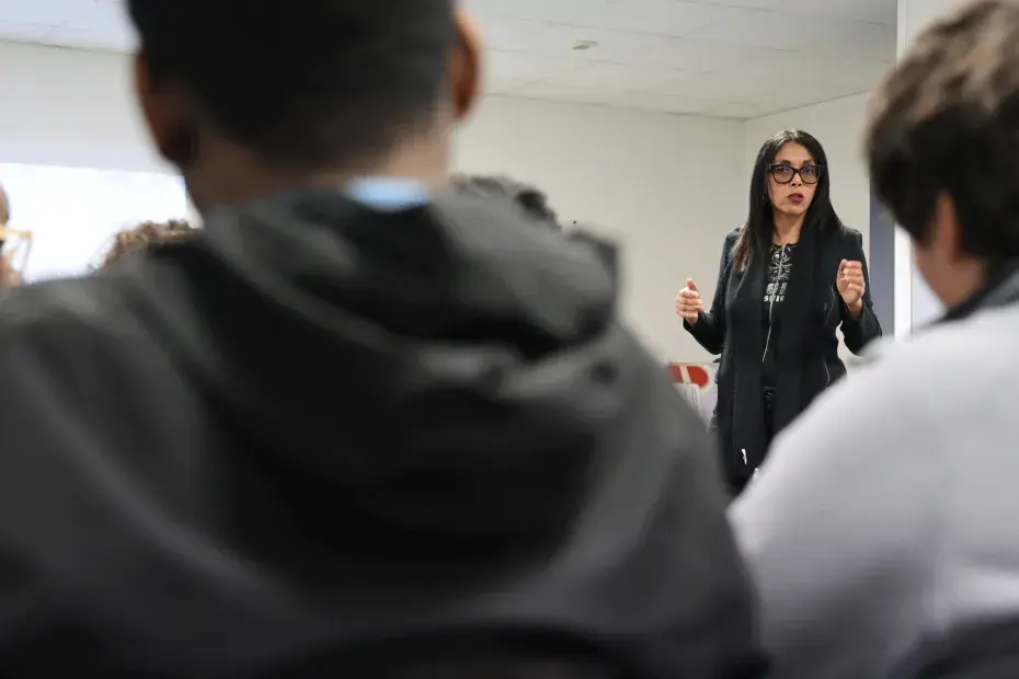 Une interventante de la Ville sensibilise les jeunes aux dangers des drogues.