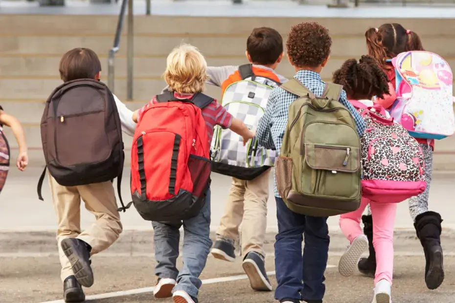 Des enfants vont entrer à l'école