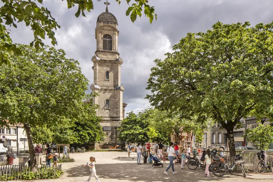 La place Saint-Martial et sa nouvelle végétalisation.