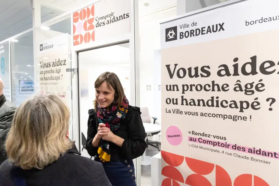 Fanny Biron, la responsable du Comptoir des aidants, accueille une habitante.
