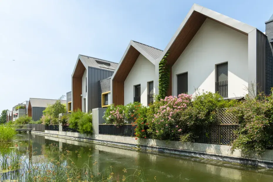 Maisons situées le long de différents canaux quartier Ginko
