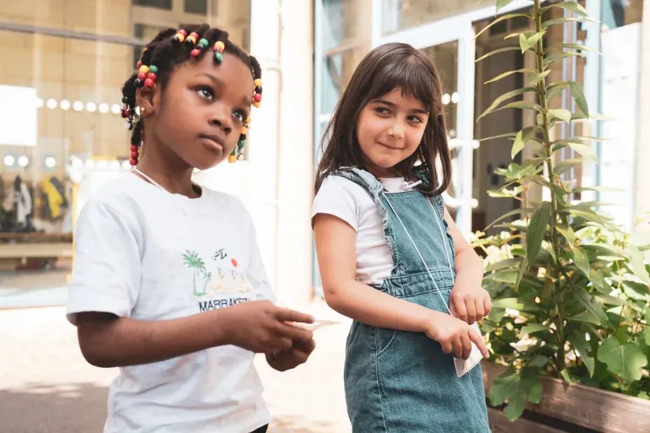Deux petites filles à l'école maternelle Paul-Bert
