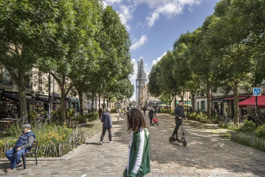 Photo de passants sur la Place des Capucins