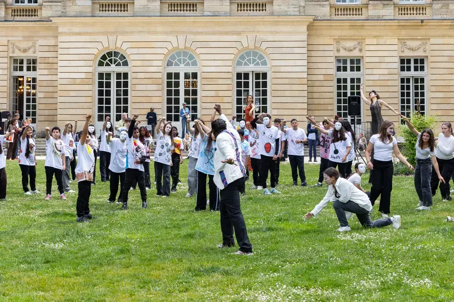 Photo de du spectacle coordonnée par la compagnie Fabre/Sènou, le metteur en scène Vincent Harisdo et le rectorat de Bordeaux. Le spectacle se tient dans les jardins de la Mairie avec près de 150 élèves de collèges et lycées de Nouvelles-Aquitaine.