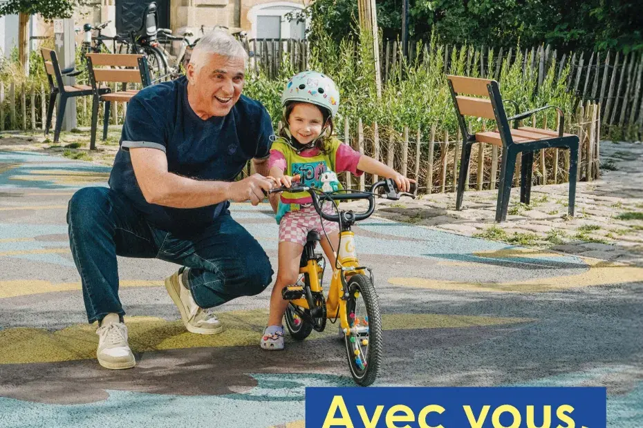 Couverture mag Bordeaux, un grand père apprend à sa petite fille à faire du vélo