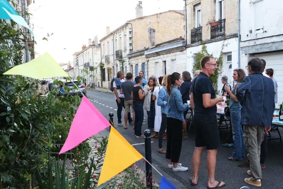 Photo de plusieurs personnes devant des tables pour pique-niquer