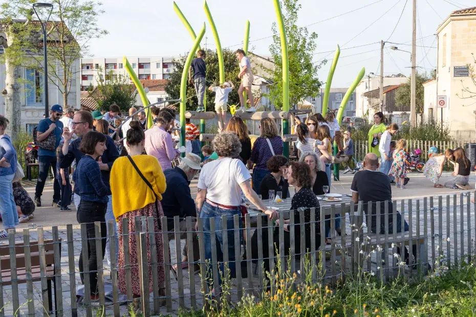 Habitants de bordeaux maritime se retrouvant sur la place Mareilhac
