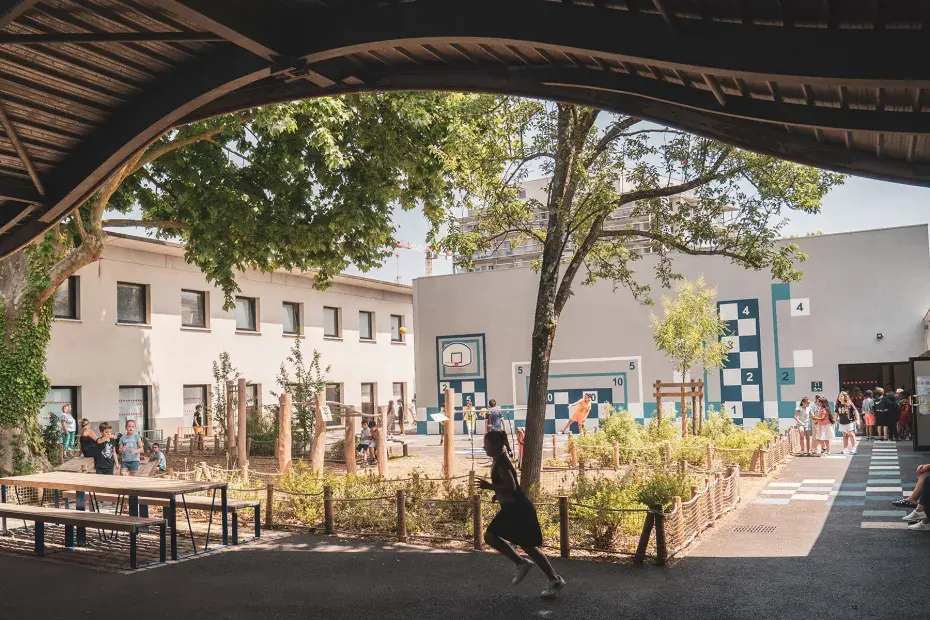 Cours buissonnière Carle-Vernet, les enfants courent et jouent.