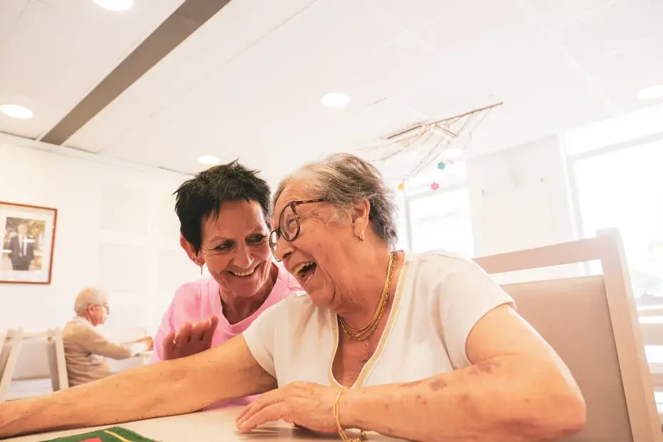 photo d'une personne agée à l’Échoppe seniors Bastide-Queyries et son assistante