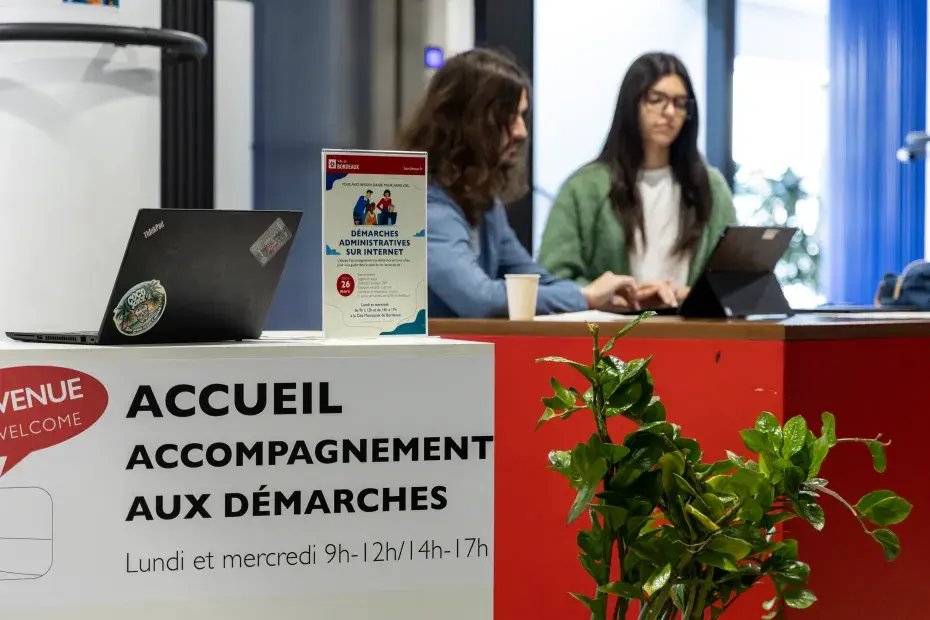 Accueil d'une personne à la cité municipale pour un accompagnement aux démarches