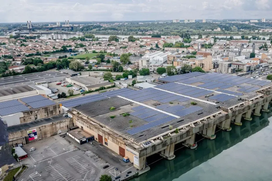 Les toits de la base sous-marine couverts de panneaux photovoltaïques