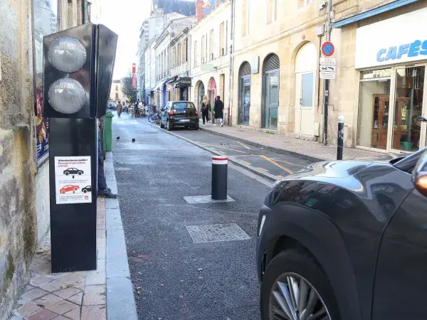 Photo d'une voiture qui attend à l'entrée d'un secteur borné.