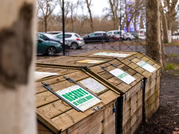 Alignement de bornes à déchets alimentaires