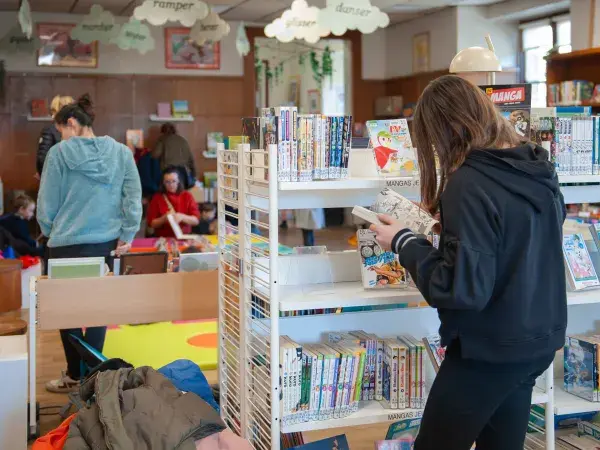 Fille lisant un livre dans une bibliothèque bordelaise