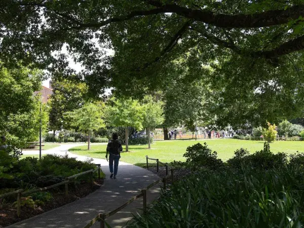 Femme se promenant sur une allée du jardin